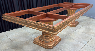 Table de repas romaine de style baroque en chêne clair, rectangulaire à deux pieds centraux - LES MEUBLES DOBOIS