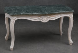 Table basse de salon style Louis XV en bois doré patiné avec plateau en marbre noir Columbarium - LES MEUBLES DOBOIS