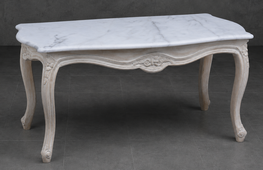 Table basse style Louis XV en bois noir légèrement cérusé avec marbre Galal blanc beige - LES MEUBLES DOBOIS