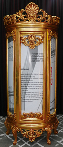 Vitrine demi-lune baroque dorée avec intérieur velours bordeaux