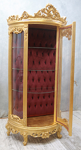 Vitrine demi-lune baroque dorée porte ouverte capitonné velours bordeaux