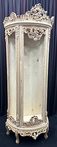 Vitrine demi-lune de style baroque blanc cassé patiné