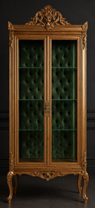Vitrine Louis XV en bois naturel intérieur capitonné velours vert