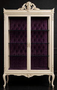 Vitrine Louis XV crème avec intérieur capitonné velours aubergine