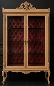 Vitrine de style Louis XV en bois naturel capitonné velours bordeaux