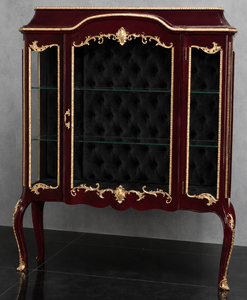 Vitrine baroque de style Louis XV rouge bordeaux et or intérieur capitonné noir