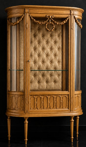 Vitrine Louis XVI en bois naturel à guirlandes sculptées capitonné camel