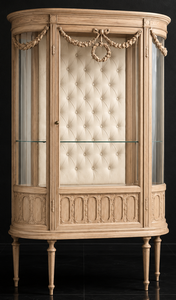 Vitrine baroque Louis XVI en bois clair avec intérieur capitonné écru