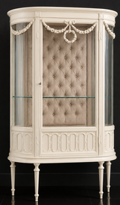 Vitrine de style Louis XVI blanche avec intérieur capitonné beige